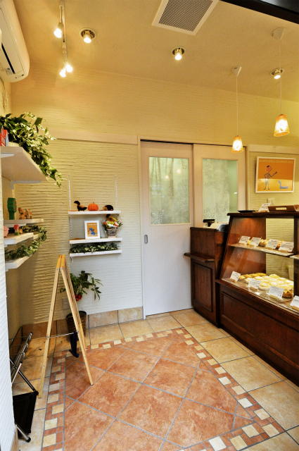 わずか3坪の小さなパン屋さん🥖 パンの配置や内装が可愛すぎる！ジブリみたい！ 百名店にも選ばれる人気のパン屋さんだよ🥐 📍BEAVERBREAD 🚃小伝馬町駅から徒歩6分 東京パン屋