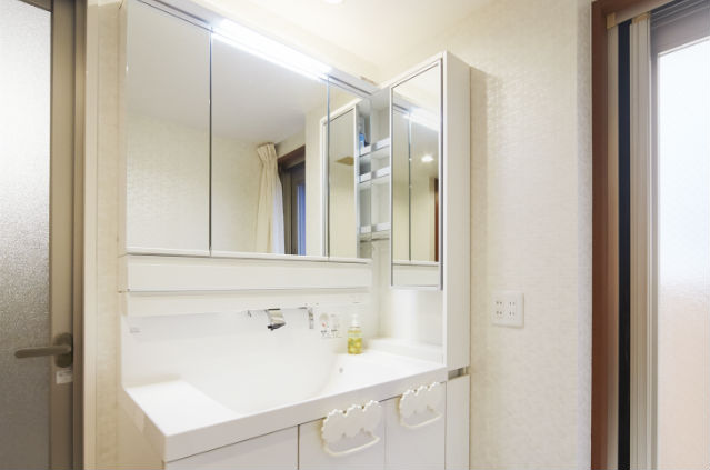 リクシル洗面台の三面鏡裏と引出しの100均と無印を使った収納実例！Smileの住まいるーと