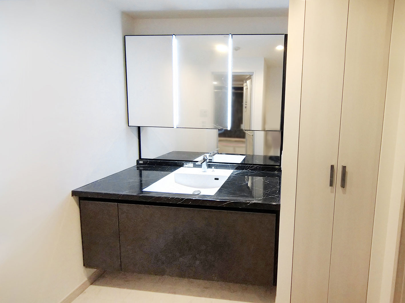 モダンエレガントな洗面バスルームホテルライク高級インテリアコーディネートエグゼクティブ御用達高級マンションの海外インテリアコーディネート