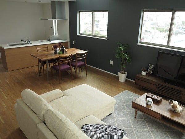 広々としたLDKにメリハリをつける、テレビ背面のアクセントクロスとリビングの吹き抜け。空間がつながりながらもきちんと役割分担ができる、秀逸なプランニングです。 リビングドアは天井まで届くハイドア。 縦の線を強調し、高さを感じさせます。細部にまで心地よく