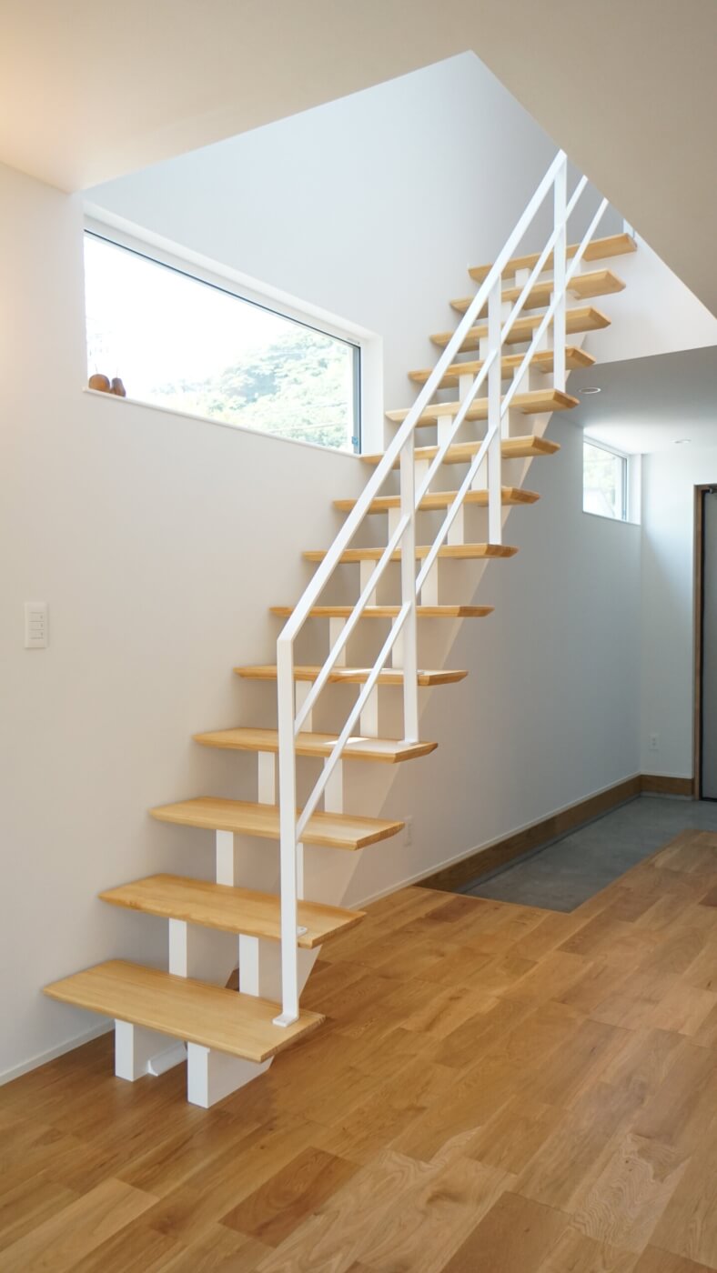 白い吹き抜け手すり！ 黒は重厚と強調、白は開放感と調和。 どちらもいいですね。 とっても喜んで頂きありがとうございました😊 ・================大阪階段手すり吹き抜けフラットバー手すり ================ ・アイアン手すりオーダー手摺 階段吹き抜け