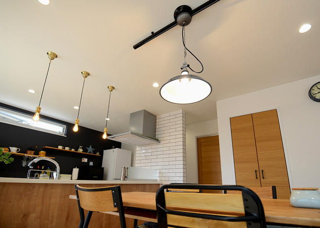 ペンダントライト 1灯 吊り下げライト ダクトレール コードの長さ調整可 北欧 引っ掛け式 LED シーリングライト 照明 おしゃれ カフェ風 リビング照明クリア素材 インテリア照明 吊り下げ照明 ダイニング照明 照明器具 食卓用 リビング用 居間用 モダンの通販はau PAY