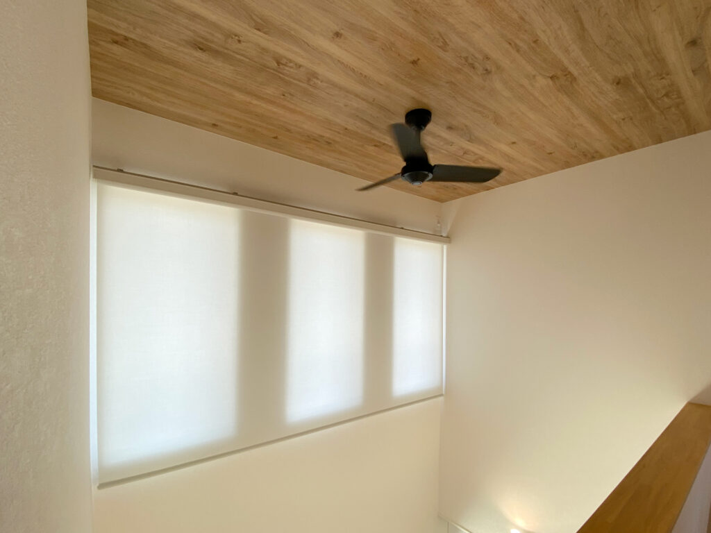 電動ロールスクリーンを吹抜けに - 一級建築士の「住宅のヒントと秘訣」