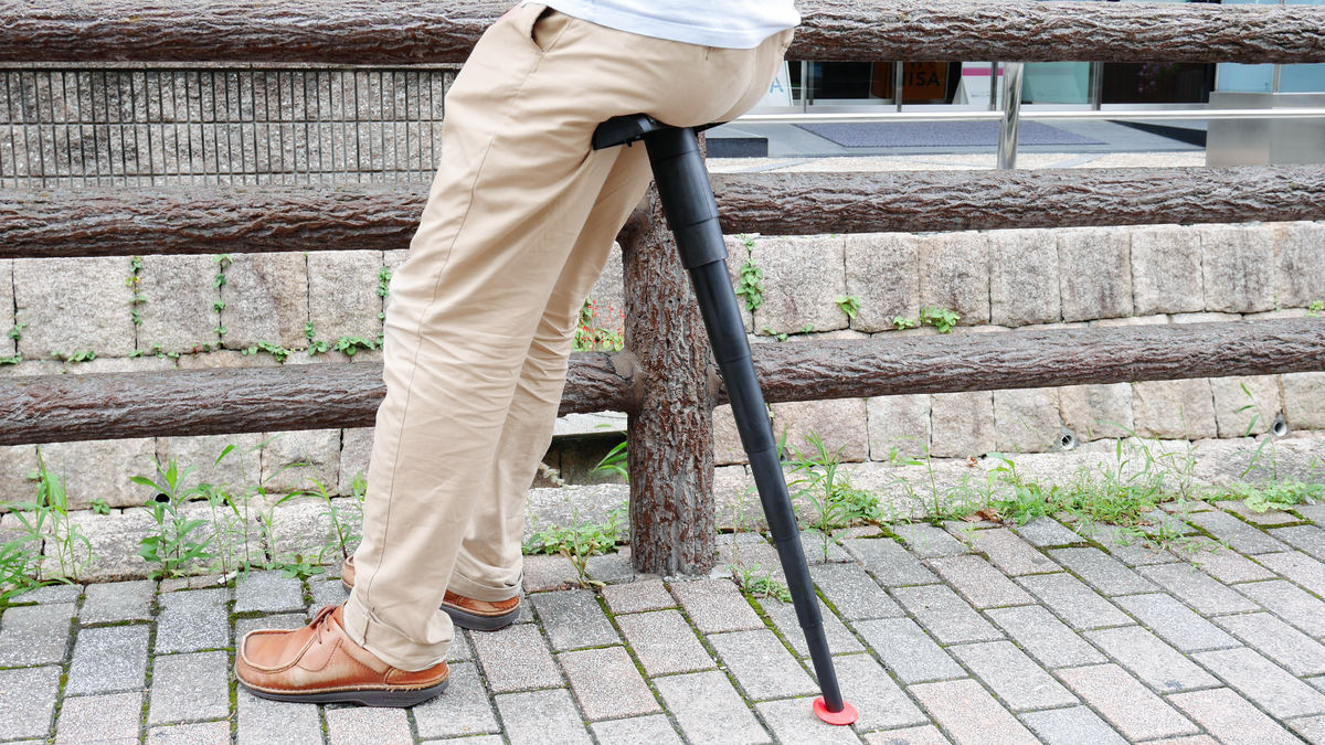ペットボトルサイズで片付け簡単、超軽量。釣りやキャンプ、フェスにでも大活躍の折りたたみ椅子ROOMIE ルーミー