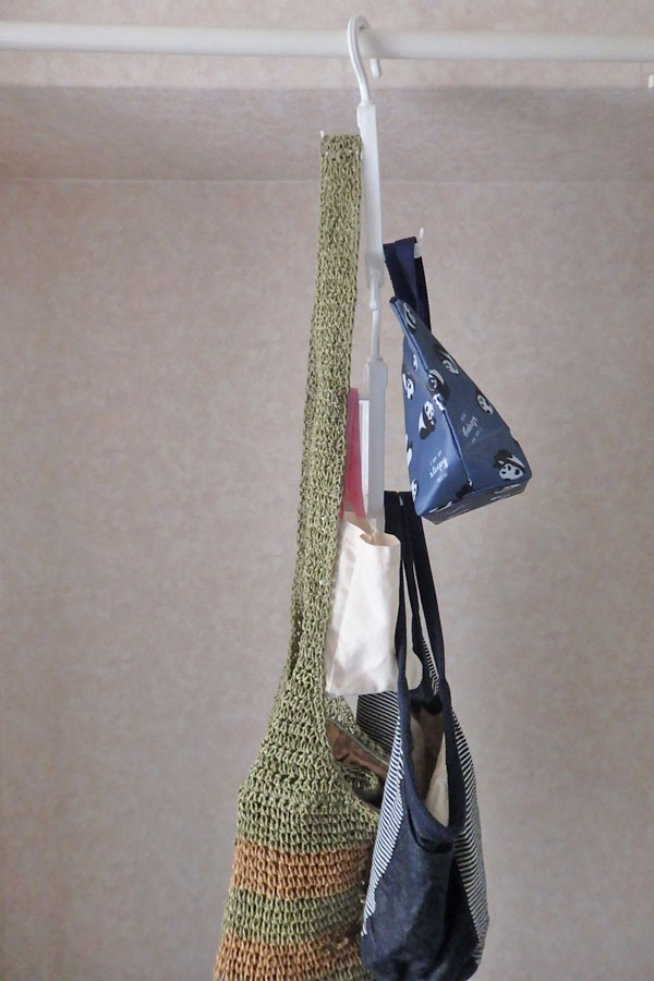 優秀！100均の吊り下げ収納で使いやすいクローゼットに