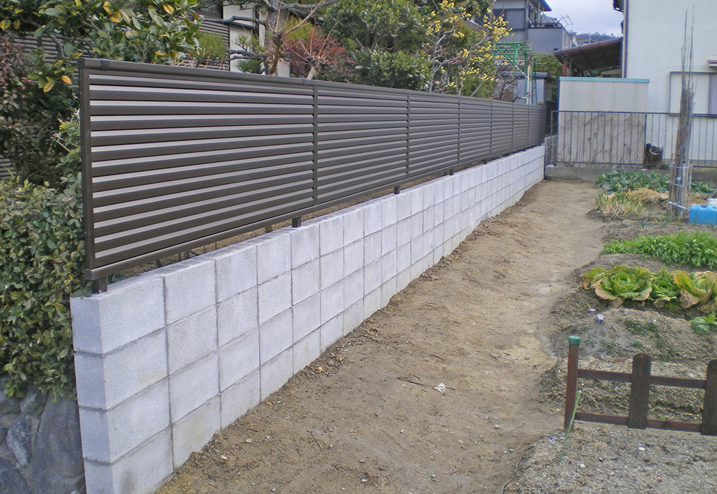 ブロック塀にフェンスを後付けするときのポイント！フェンスの種類や特徴は？ - リフォームお役立ち情報