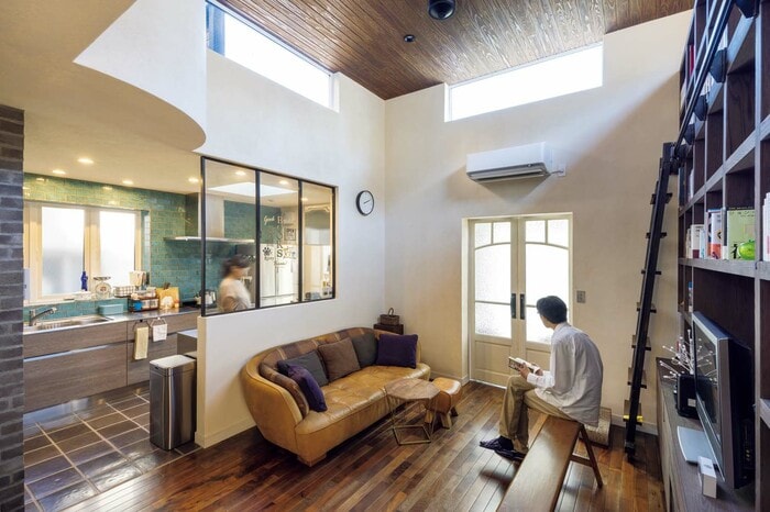 図書館のような家 数万冊の本に囲まれ過ごす自宅兼仕事場 神奈川・逗子市