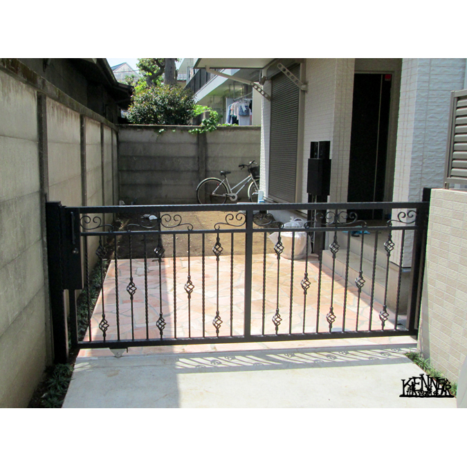 アイアン門扉とデザインブロックの心踊る門周り – エクステリア製品 SBIC エスビック株式会社