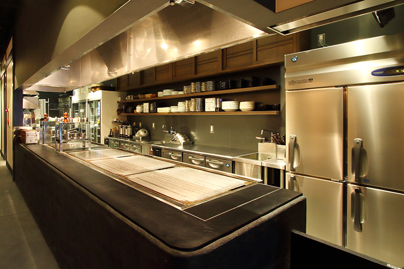 飲食店の厨房のレイアウトは重要ポイント！適切な配置をして料理の提供をスムーズにしましょう。名古屋の店舗デザイン設計事務所株式会社TO