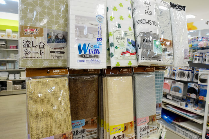 原産国：日本 材質：ポリエチレン、成分：有機系害虫忌避剤、無機複合消臭剤、有機系抗菌・防カビ剤 商品サイズ：160cm ×40cm ×0.01cm内容量：1個入 種類：アソートなし 不快害虫寄せ付けにくい 防虫・消臭・抗菌・防カビ加工 フィルム面に衣類害虫を寄せ付けにくい効果