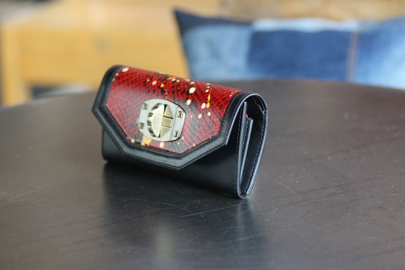 Ponte 革小物・財布・鞄のオーダーメイド専門店: フルオーダーメイドで作製したお財布です。 小さい財布が溢れた世の中で、このサイズと容量。まるで流行に逆らうかの如く、我が道を進む。 その道の先はどうなるのか。 危ぶむなかれ。危ぶめば道はなし。 迷わず進ん