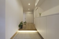 足元の間接照明がおしゃれな玄関 くふうイエタテ