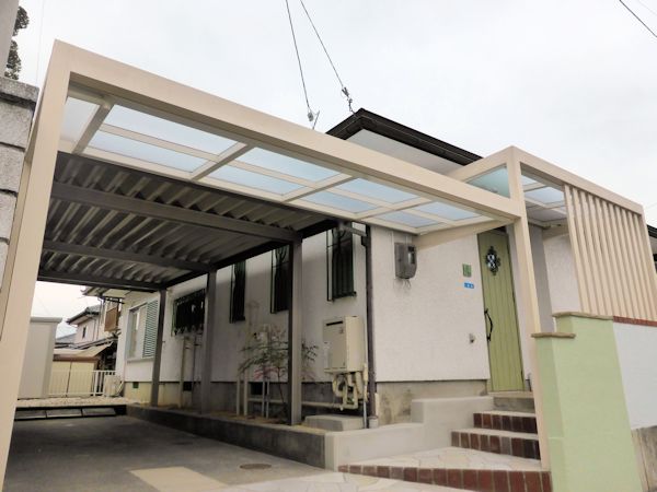 玄関ポーチの利便性を高めるスタイリッシュなテラス屋根設置工事No.16189玄関アプローチの施工例外構工事のガーデンプラス