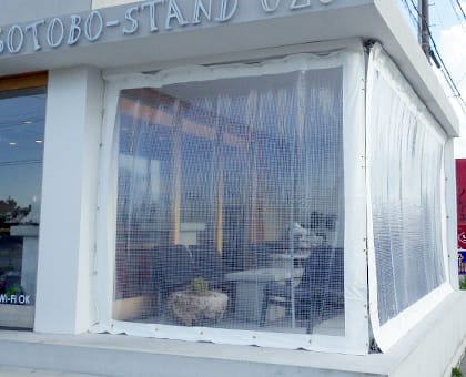 オープンカフェ出入口に防寒用透明ビニールカーテン業務用ビニールカーテン・カバー通販のビニテック