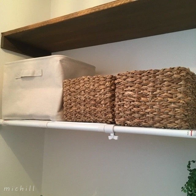 2020,05,27 * * 我が家のトイレ✎ ・ 無印の 壁に付けられる家具 を設置しました！ 大好きなものを飾れるようになって嬉しい❥❥❥ ・ ・そして、気になっていたトイレスリッパ𓅹 ・ 家族は使わない 。 こどもたちが蹴ってしまい大変なことに🐾片方どこいったー