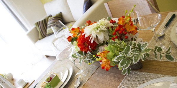 ドライフラワーや生花を使ったテーブルコーディネート 10179016603 の写真・イラスト素材アマナイメージズ