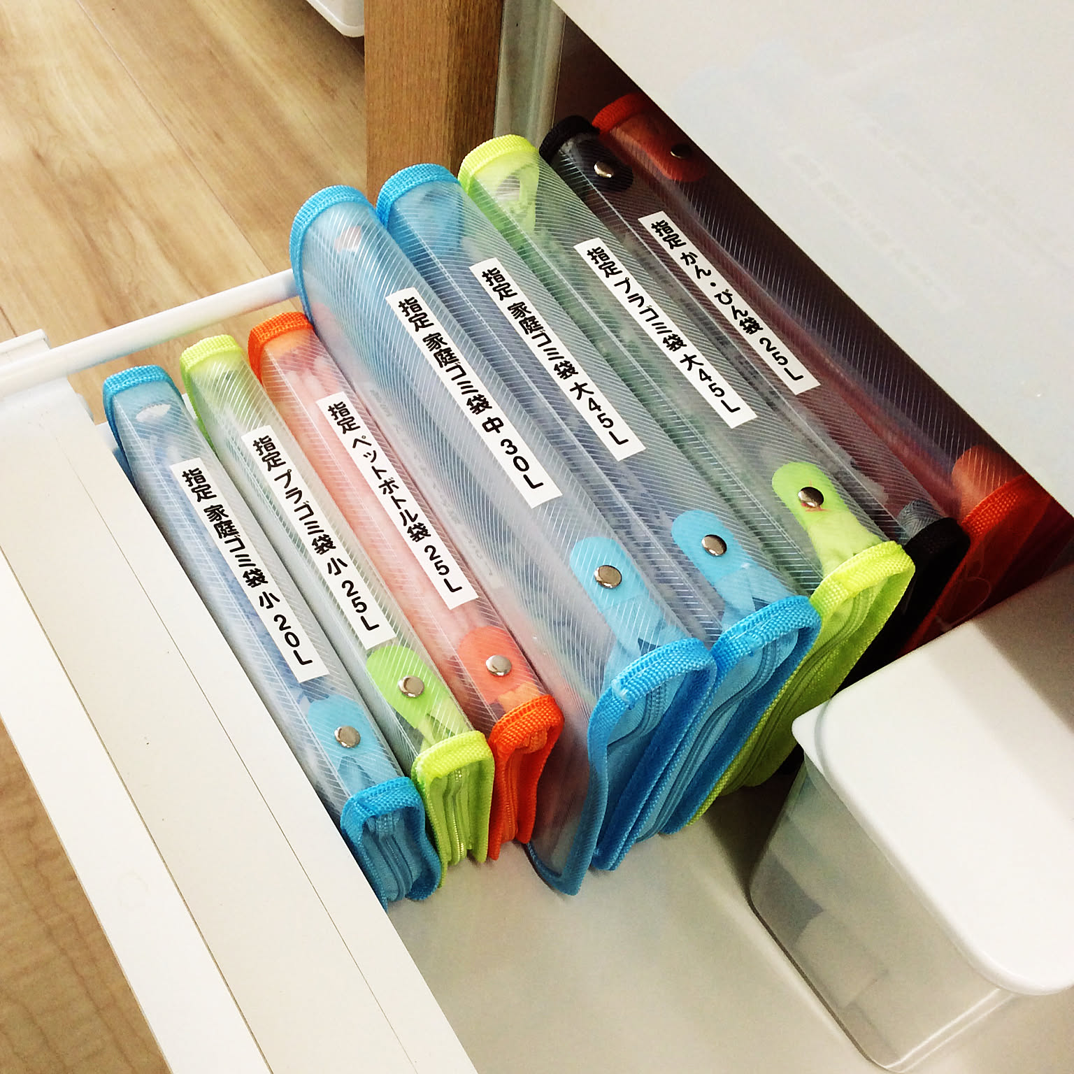 すぐマネできた♪」たまり続けるスーパーのポリ袋 丸めたままでもスッキリ収納＆再利用も一発で取り出し！暮らしニスタ