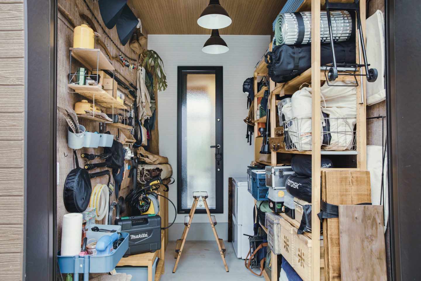 キャンプ道具の収納場所が狭い！外構屋おすすめ自宅での保管方法を紹介