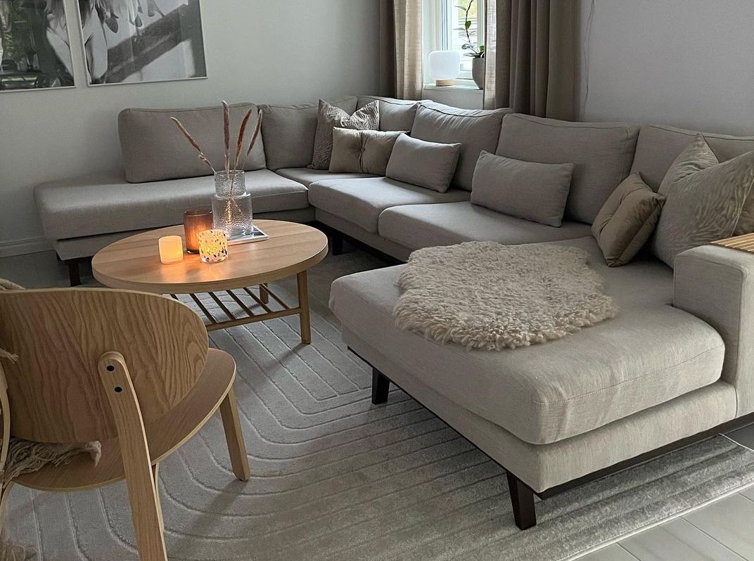 グレー調でまとめた、長時間でも快適にくつろげるインテリアコーディネート 並び順：商品コード