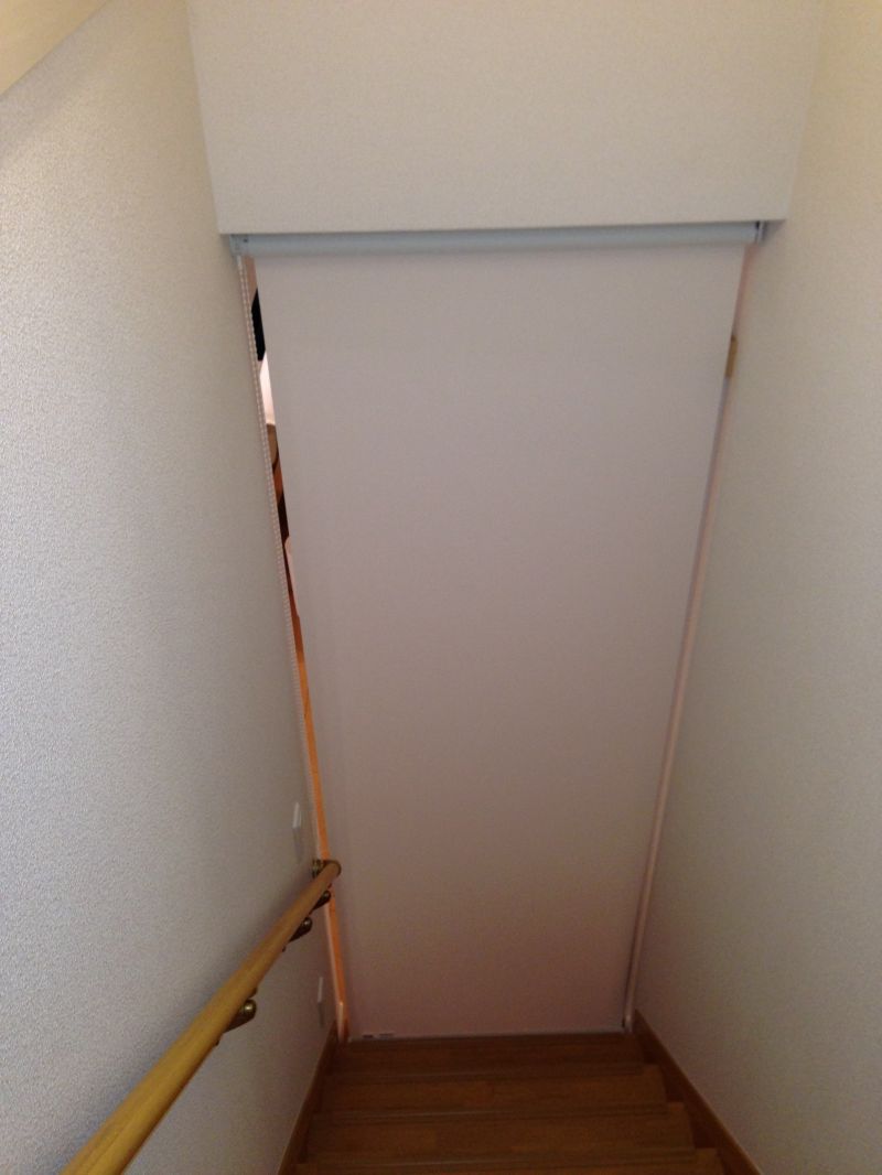 リビング階段が寒すぎるのでロールスクリーンとカーテンを取り付けて暖房効率を上げる99% DIY -DIYブログ