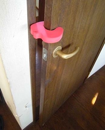 ドアホルダー２台 ちょい掛けドアストッパー - 100均 通販 ダイソーネットストア 公式