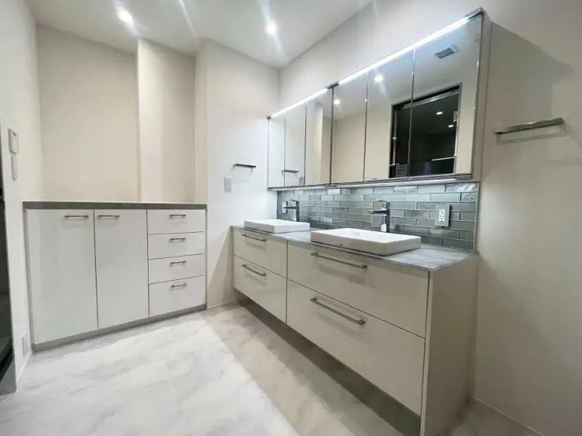 白と黒のモノトーンで高級感があるスタイリッシュな鎌倉のホテルライクマンションリノベーション例 洗面所