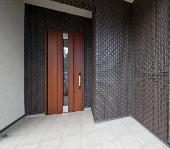 玄関ポーチタイル施工！ – ただいま施工中