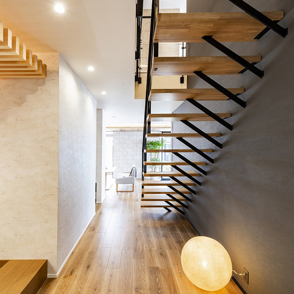 デザイン次第で、家の印象は大きく変わる！ おしゃれな階段デザイン7選重量木骨の家