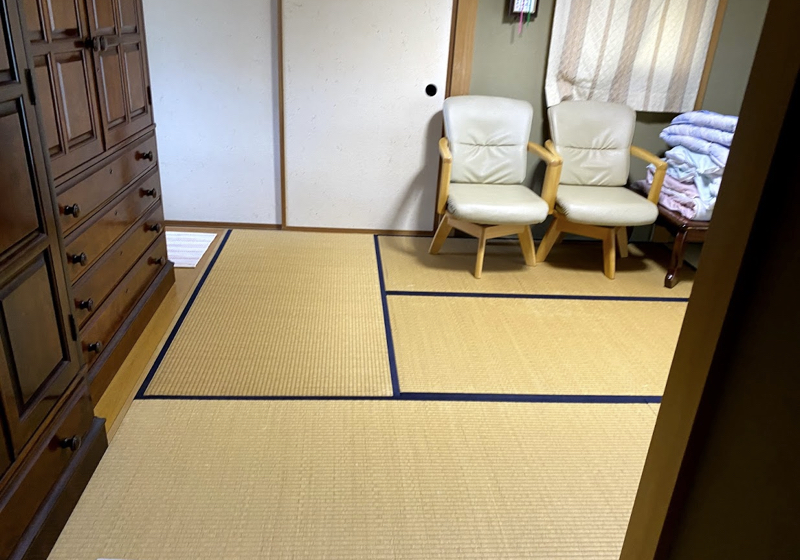 賃貸暮らしを楽しむ▶︎ @idasanchi , 団地の頃から和室はクッションフロアを敷いて使っているよ, 畳の上のクッションフロアの敷き方は,最初にシートを部屋全体に敷いて, 繋ぎ目のところは裏からマスキングテープを貼って繋ぎ合わせる, そしたらそれをそのまま敷くだけ！,フローリングと違って特に固定はせず、家具で固定している感じ ^^ , 今までそれで不便を感じたことがない,