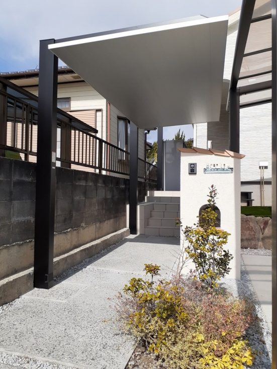 駐車場から玄関まで濡れないアプローチ。ナチュラル外構完工です。夢庭エクステリア│埼玉県さいたま市│エクステリア・外構工事