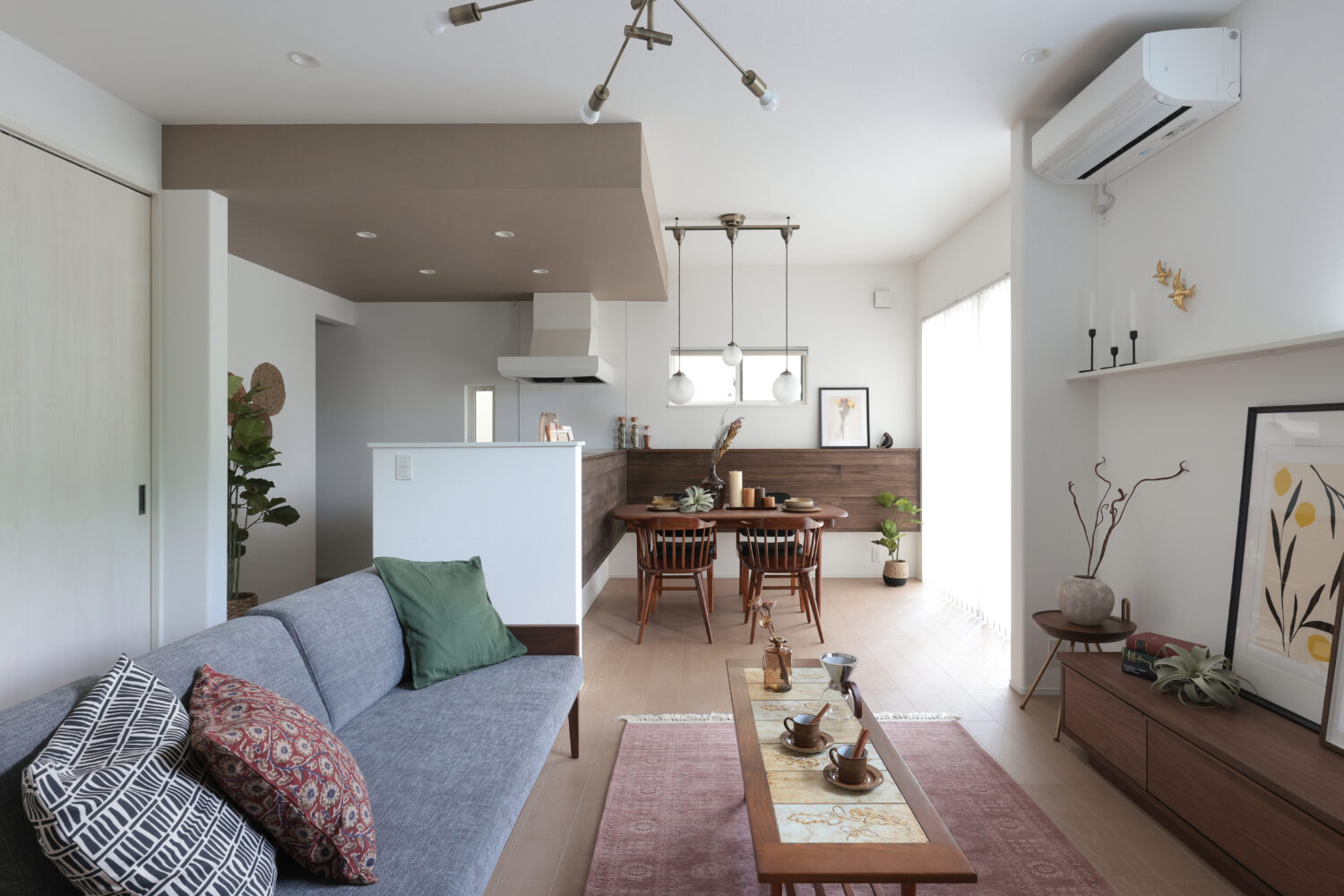 レトロカフェの内装とは？種類や内装作りのポイント、施工事例まで詳しく解説名古屋の店舗内装工事 TOMITA トミタ 株式会社全国での施工実績多数