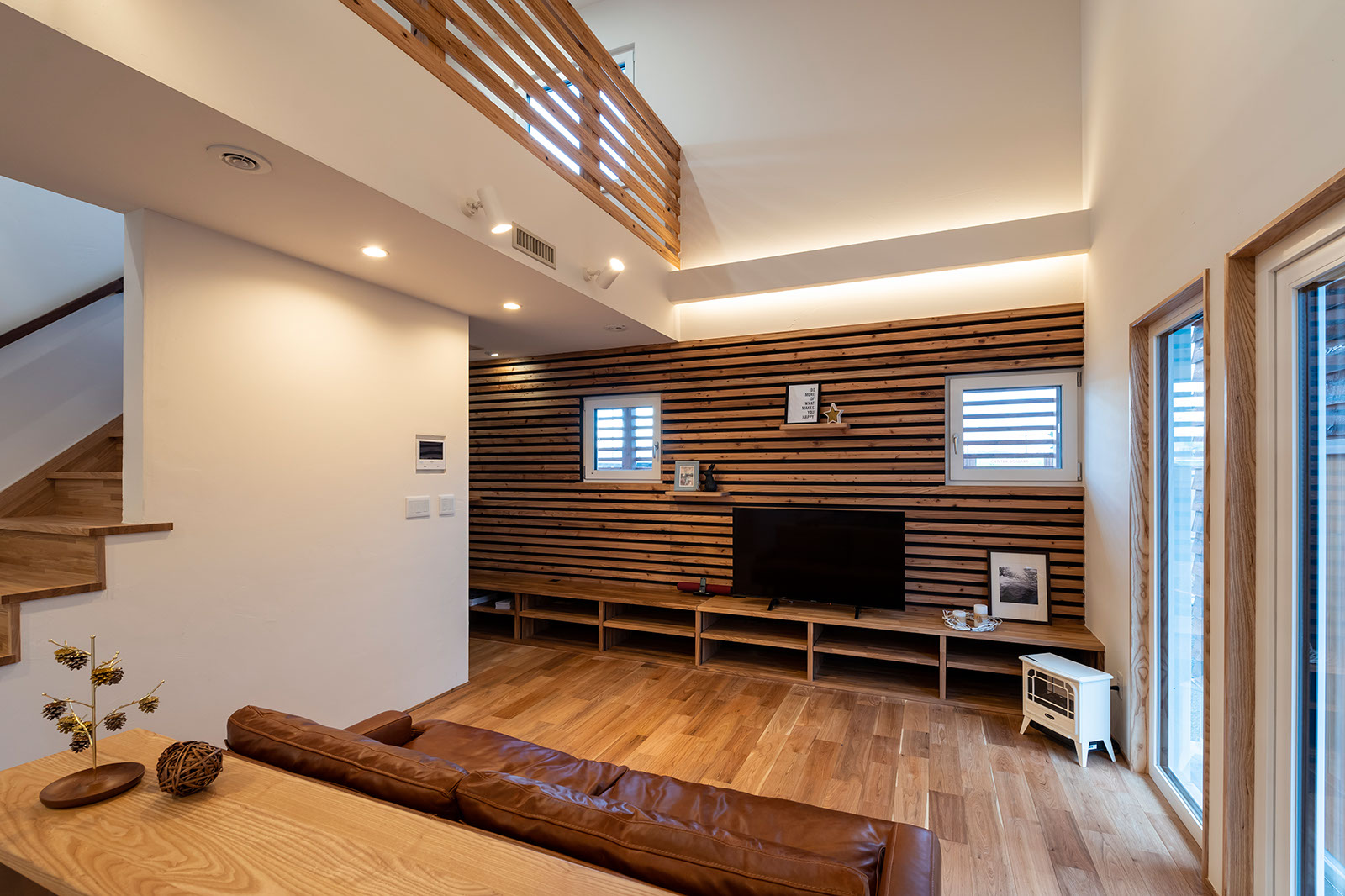 テレビ背面の格子壁が印象的なこちらのお宅✨ . ステンレス天板のテレビ台や上部の吹き抜け、背面の階段などと相まって、とても美しい空間になっています🥰. 造作キッチンも、LDKを上質な空間へと導いてくれています😆👏 . 平田タイルが貼られたお洒落な手洗い場の洗面台