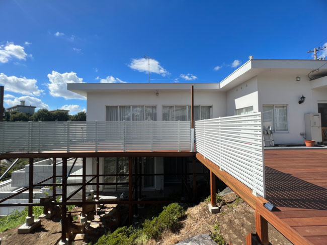 コロナ禍、患者様の待合室を増設。 カーテンレールで真冬でも暖かい空間が完成いたしました 川崎市幸区 一戸建て庭 ウッドデッキ-ガーデンハーツ株式会社横浜のウッドデッキ専門施工会社