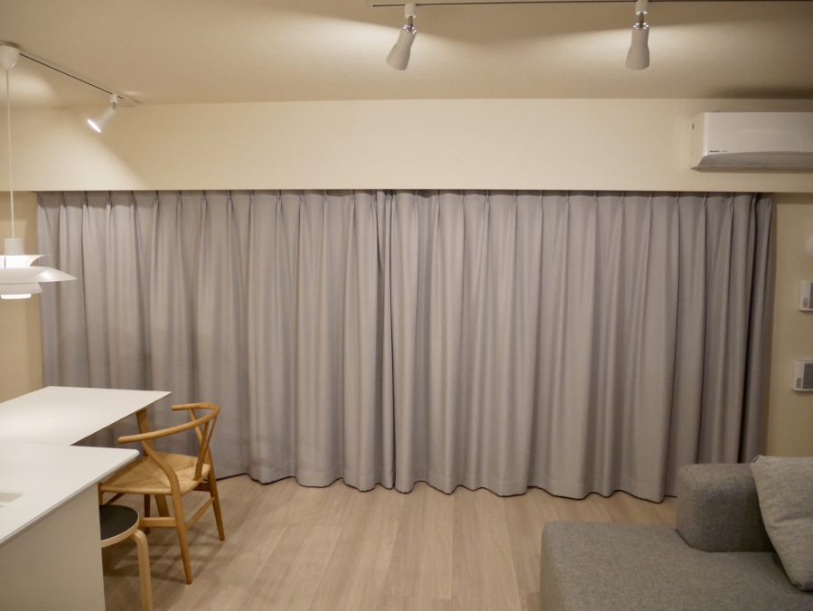 遮光カーテン 幅100cm×丈225cm 2枚 無地 グレー 2級遮光 洗える 日本製 タッセル付き 形状記憶 防炎カーテン リビング