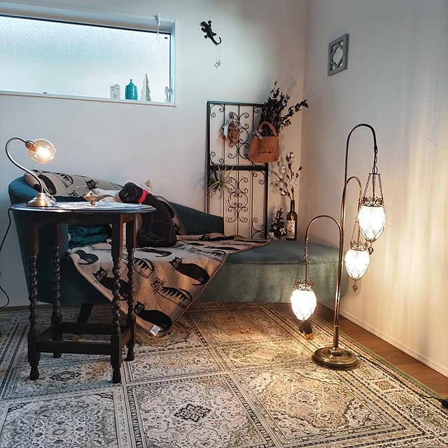 ヴィンテージ トルコ アラビアやインド ランタン インテリア。モロッコ スタイル写真とソファの装飾インテリア枕の写真素材・画像素材 Image71241768