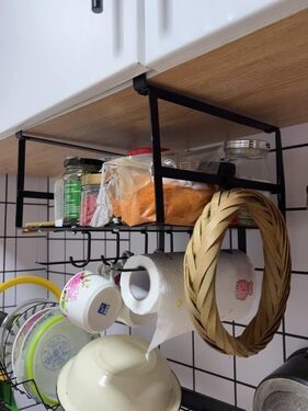 賃貸キッチンに、板と100均のアイアンバーで見せる収納棚をDIYしました。 BEFORE・AFTERゆるっとぴたっと