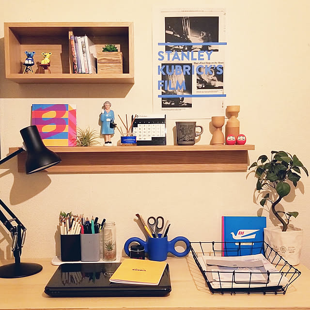 家具の配置アドバイス 壁を背にしてデスクを配置する提案！学校も試験もオフィスでの仕事もすべて壁に向かって作業をしない！お家でも同じ環境づくりをご紹介！ZAKAGU座りにこだわる家具専門店インテリアショップBIGJOY