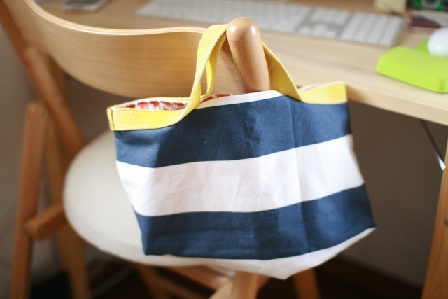 超簡単シュパット風エコバッグの作り方 簡単に持ち手ができる！一瞬でたためる折りたたみ式マイバッグDIY 無料型紙: ハンドメイドどっとこむ無料ﾚｼﾋﾟ紹介＊ｵﾘｼﾞﾅﾙﾊﾝﾄﾞﾒｲﾄﾞ雑貨制作・販売