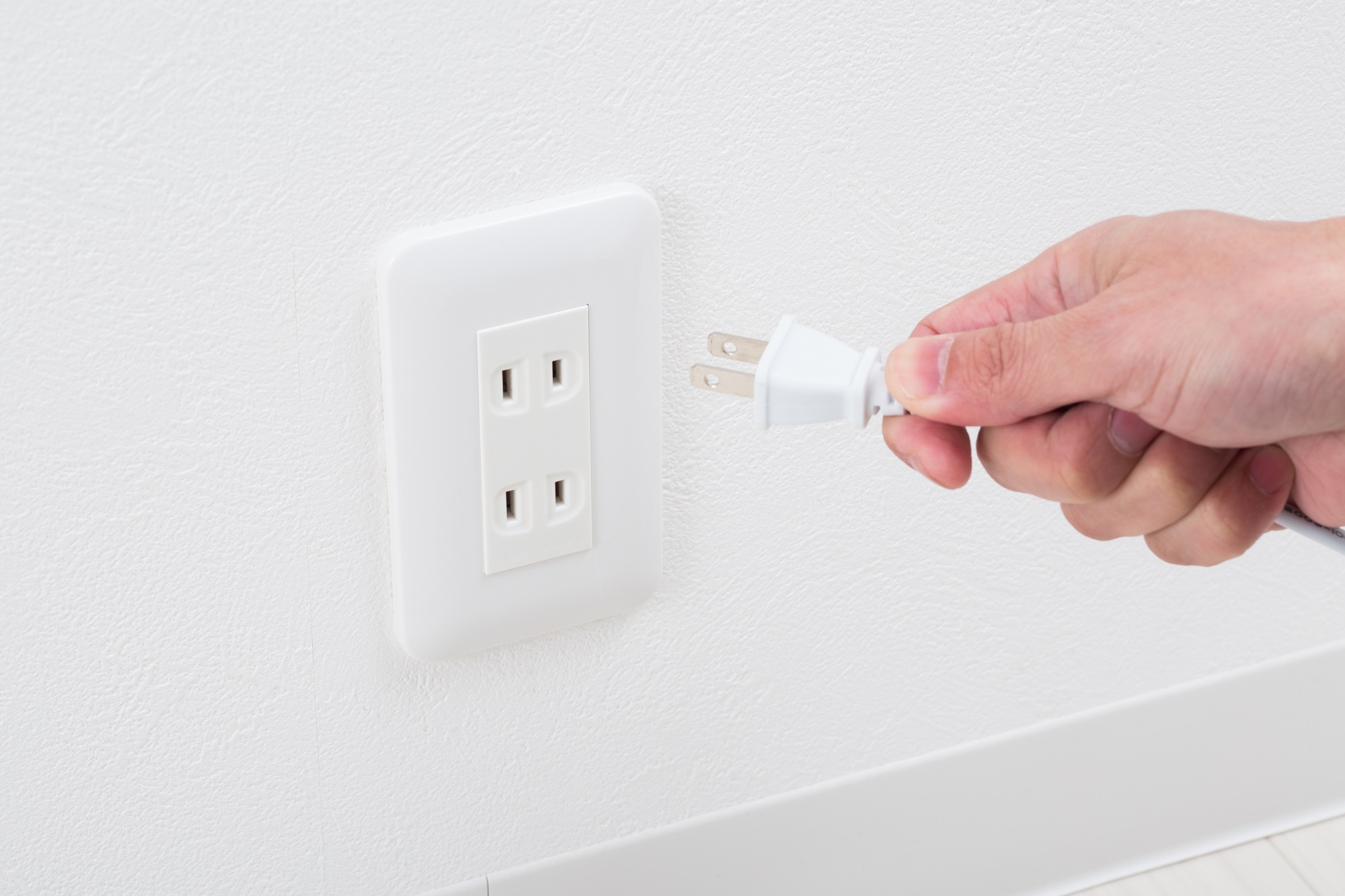 コンセント差し込み口が割れた 壊れたらどうする？修理費用や応急処置を徹底解説！ - セーフリ