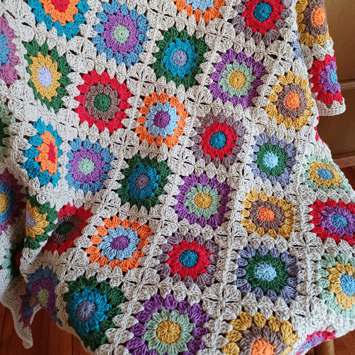 簡単なのにかわいいつなぎ方！「グラニースクエアをつないだ横長バッグ」