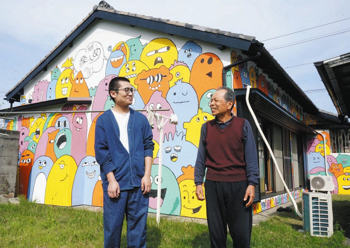 新幹線の長さと三角屋根のカラフルな住宅街マイク・ゼファ