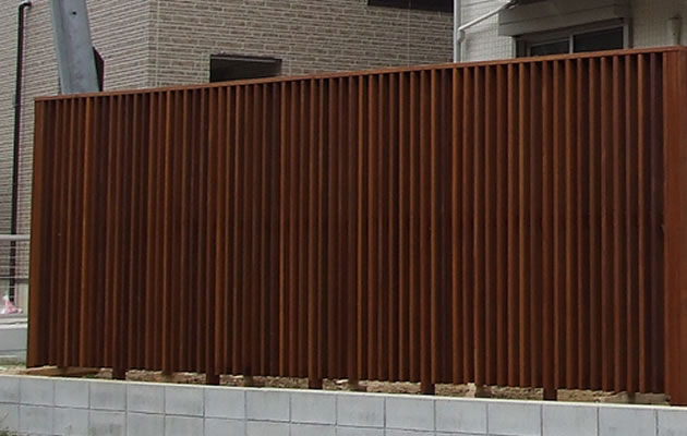 神奈川県中郡 新築外構 玄関と庭を間仕切る天然材ウッドフェンス 神奈川県厚木市│外構・エクステリア・山採り雑木の庭│景色工房サフラン モリニワ