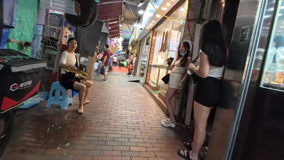 实拍香港晚上的站街卖身美女|香港著名的<红灯区>旺角_太子之间钵兰街- 吾去爱