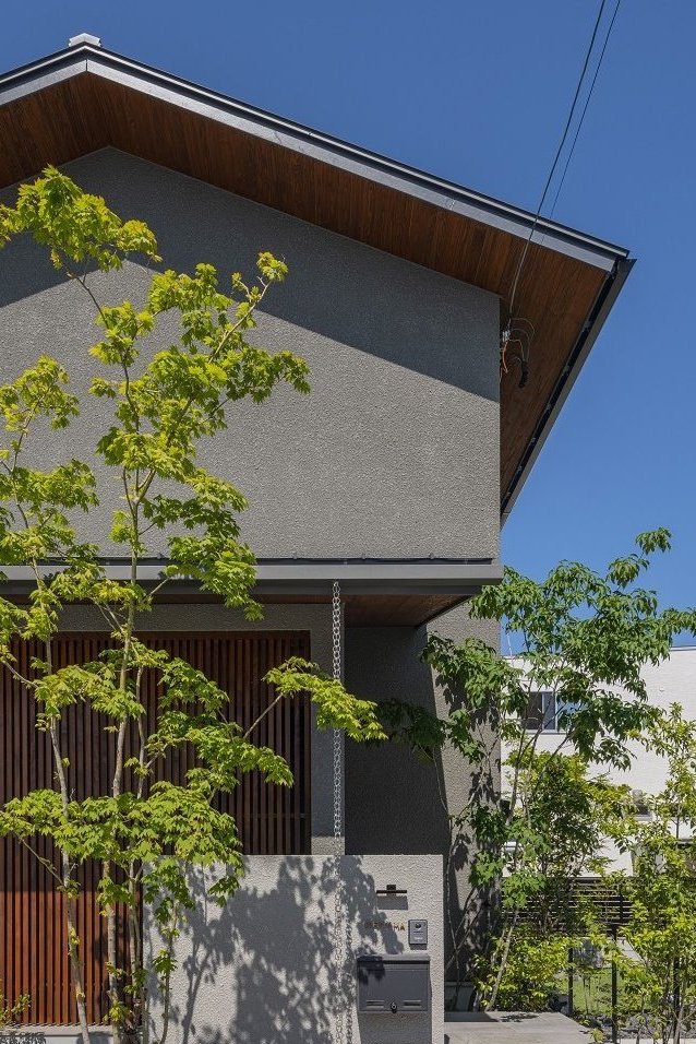 ジョリパット外壁のグレージュ T2005 が印象的 高耐久の外壁塗装・屋根塗装工事愛知県日進市I邸 築１０年