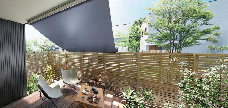 夜もＬＥＤ照明で楽しめるウッドデッキ。ロール式シェードでおしゃれなプライベート空間に大変身！ 横浜市青葉区 一戸建て庭 ウッドデッキ-ガーデンハーツ株式会社横浜のウッドデッキ専門施工会社