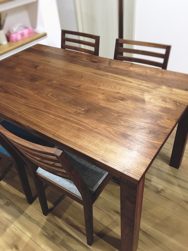 ダイニングテーブルをなくすのって, 結構ありかも⁉️と思わせてくれるお宅です。, キッチンと一体化したカウンターで食事をすれば、,✅配膳や片付けがラクラク✨, ✅ダイニングテーブルが不要だから、リビングを広々と使えます🏡,日々の家事が少しでも楽になる工夫、あなたのお家にも取り入れてみませんか？, 💡 他の家づくりのヒントはプロフィールからチェックしてみてください！,