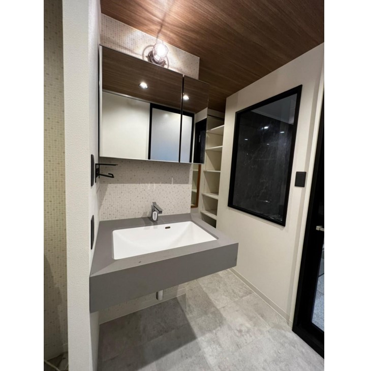 人気の洗面台「フィオレット」美しいデザインと、 お手入れのしやすさが特長のフィオレット。 天板部分は、 約92％が最も硬い鉱物の一つである