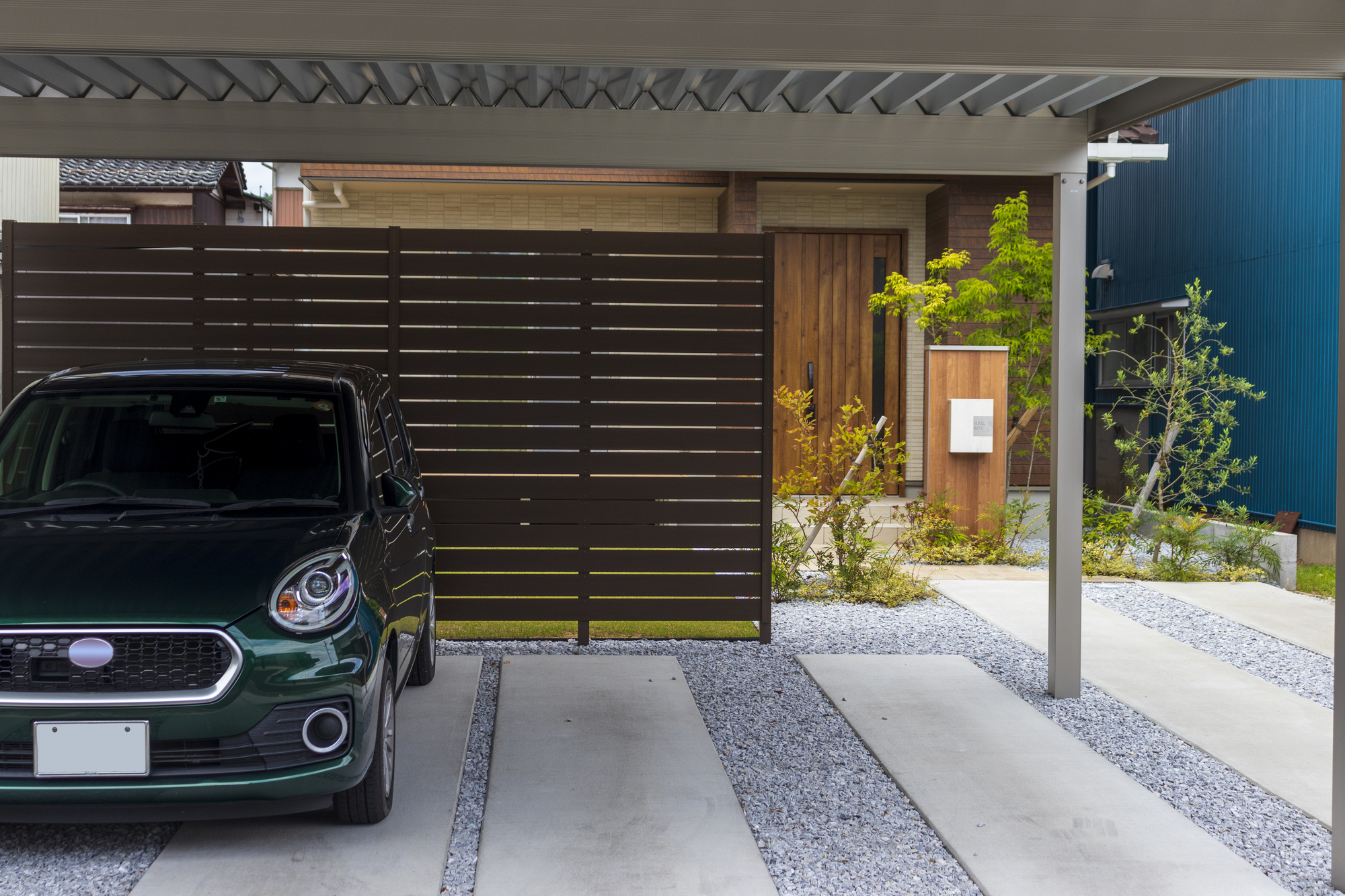 平屋の玄関前におしゃれ＆使い勝手がよいカーポートを設置するコツメリット・デメリット、寿命なども紹介注文住宅ブルーハウスデザイン・性能・リゾートライフ、愛知、名古屋、豊橋、豊川、岐阜ならお任せください