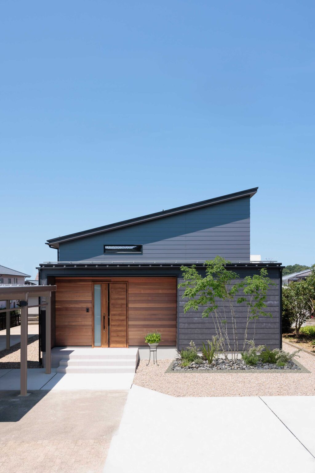 平屋の塗装工事 白と黒のツートンカラー仕上げ！！鹿児島市の外壁塗装・屋根塗装・防水工事業者 トリマル産業株式会社