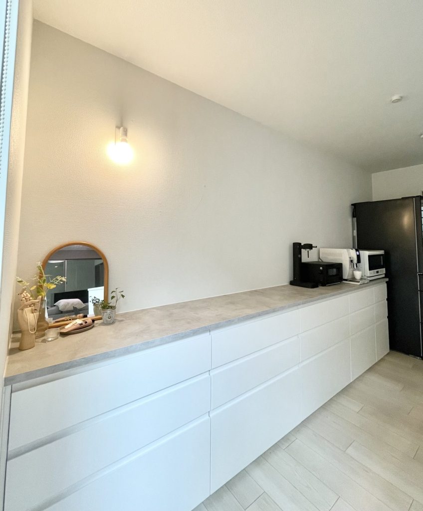 インテリアコーディネートにこだわった食器棚で、居心地の良いキッチンを実現 - オーダー家具・壁面収納・収納ラボ